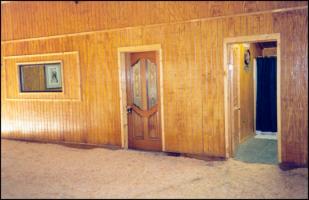 Peavine Creek Stables' Hallway (11,753 bytes)